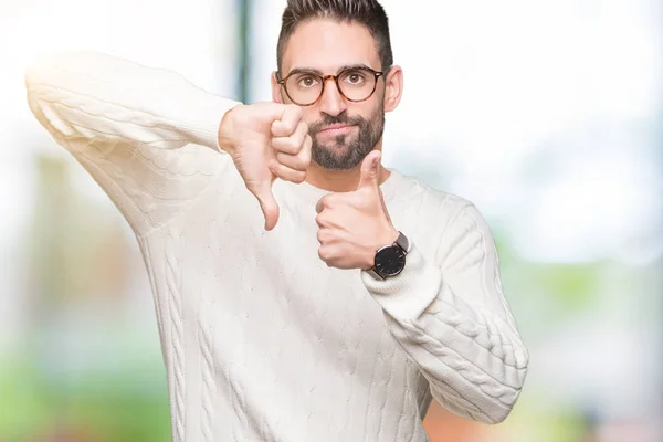 Joven Hombre Guapo Con Gafas Sobre Fondo Aislado Haciendo Pulgares —  Fotos de Stock