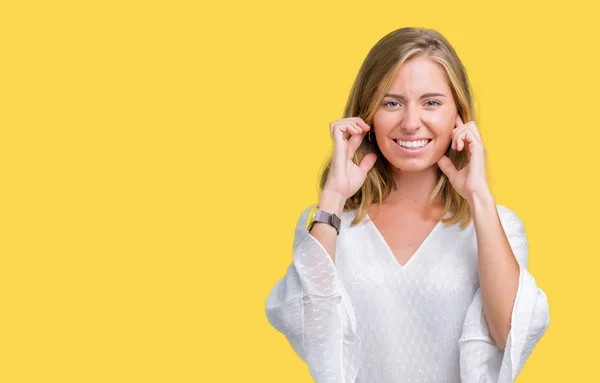 Belle Jeune Femme Élégante Sur Fond Isolé Couvrant Les Oreilles — Photo