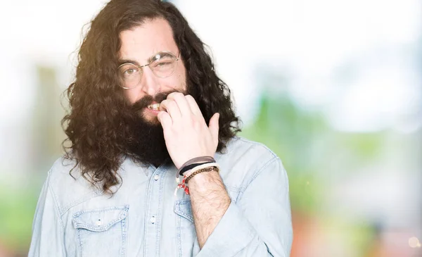 Jonge Hipster Man Met Lange Haren Baard Dragen Van Een — Stockfoto