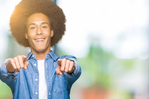 Молодий Афроамериканець Людиною Афро Волосся Вказуючи Камерою Пальцями Посміхається Позитивний — стокове фото