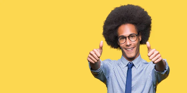 Pemuda Afrika Amerika Pebisnis Dengan Rambut Afro Mengenakan Kacamata Menyetujui — Stok Foto