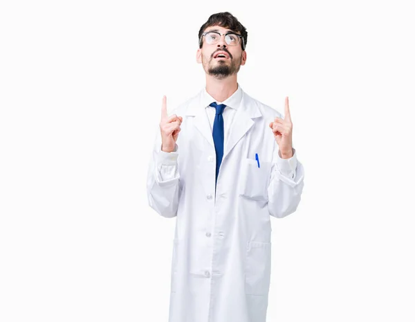 Człowiek Młody Naukowiec Profesjonalne Noszenia Biały Płaszcz Białym Tle Zdumiony — Zdjęcie stockowe