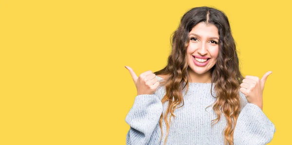 Mooie Jongedame Winter Trui Succes Teken Doen Positief Gebaar Met — Stockfoto