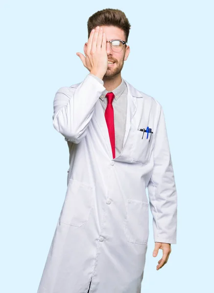 Mladý Pohledný Vědec Muž Nosí Brýle Zahrnující Jedno Oko Rukou — Stock fotografie