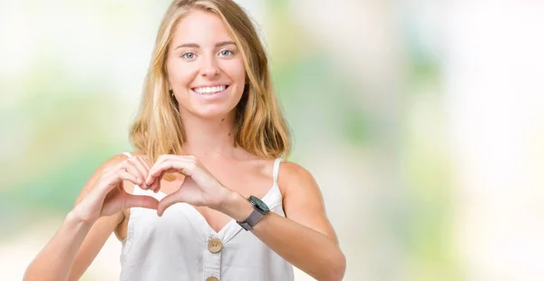 Mooie Jonge Vrouw Geïsoleerde Achtergrond Glimlachend Liefde Met Hartsymbool Vorm — Stockfoto