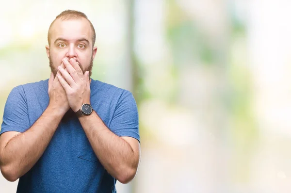 Giovane Uomo Hipster Caucasico Sfondo Isolato Scioccato Coprendo Bocca Con — Foto Stock