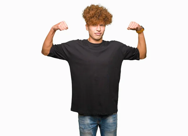 Ein Junger Gutaussehender Mann Mit Afro Haaren Trägt Ein Schwarzes — Stockfoto