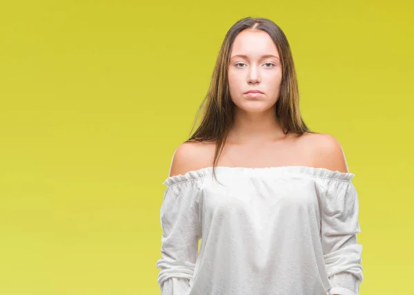 Jonge Kaukasische Mooie Vrouw Geïsoleerde Achtergrond Met Ernstige Uitdrukking Het — Stockfoto