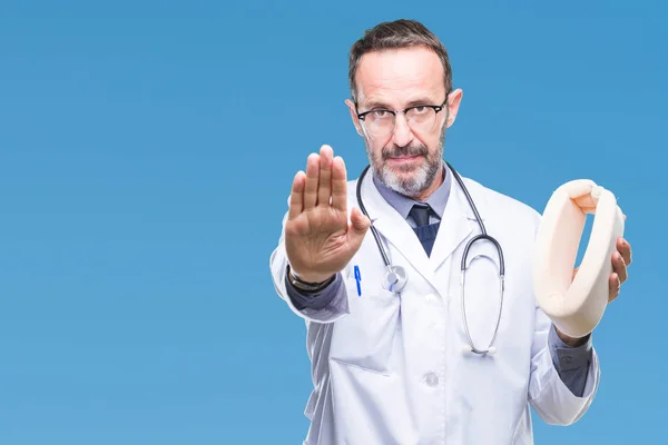 Mediana Edad Hoary Médico Hombre Sosteniendo Cuello Cuello Sobre Fondo — Foto de Stock