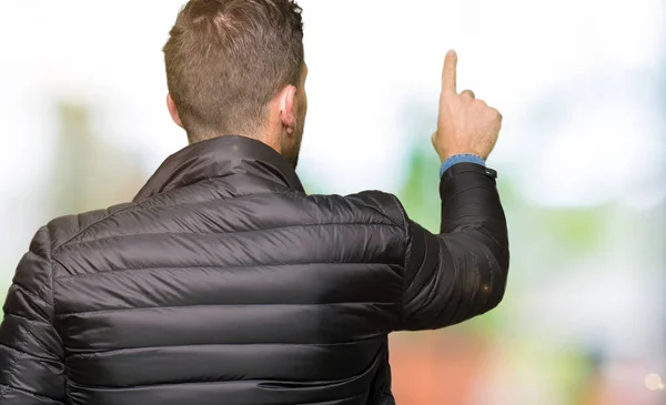Yakışıklı Adam Giyen Kış Ceket Geriye Doğru Arkasında Parmak Eliyle — Stok fotoğraf
