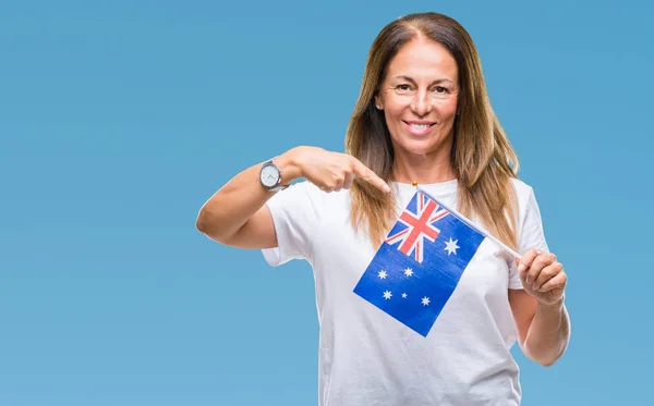 Moyen Age Femme Hispanique Tenant Drapeau Australie Sur Fond Isolé — Photo