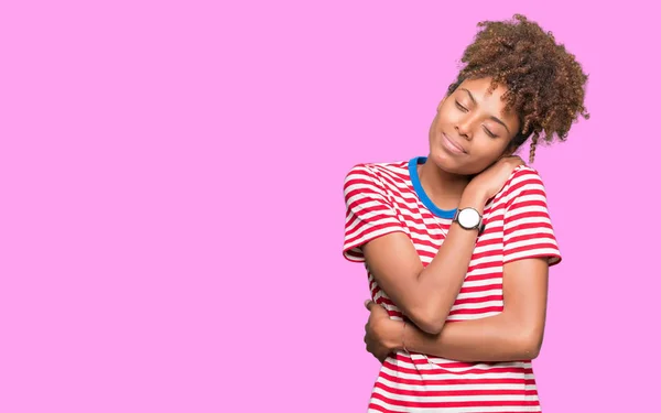 Hermosa Joven Afroamericana Sobre Fondo Aislado Abrazándose Feliz Positivo Sonriendo — Foto de Stock