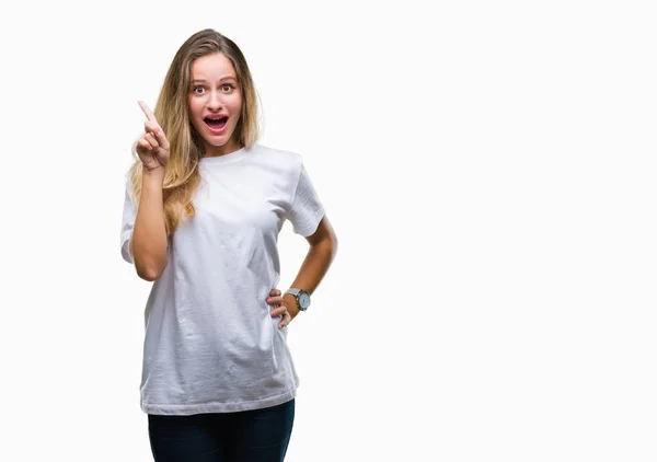 Junge Schöne Blonde Frau Trägt Legeres Weißes Shirt Über Isoliertem — Stockfoto