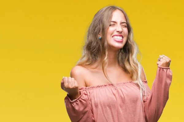 Hermosa Joven Rubia Sobre Fondo Aislado Muy Feliz Emocionada Haciendo — Foto de Stock