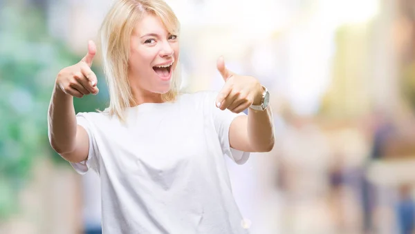 Jonge Mooie Blonde Vrouw Met Witte Shirt Geïsoleerde Achtergrond Wijzen — Stockfoto