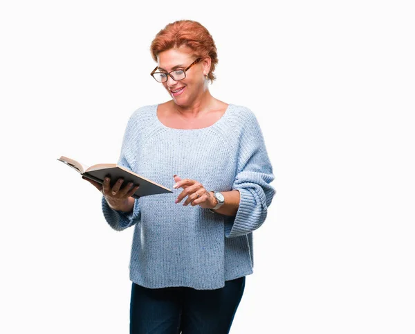 Donna Caucasica Anziana Che Legge Libro Sfondo Isolato Con Viso — Foto Stock