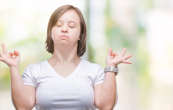 年轻的成年妇女与唐氏综合征在孤立的背景下放松和微笑闭上眼睛做冥想手势用手指 瑜伽理念 — 图库照片
