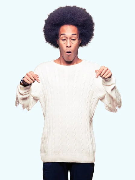 Afro Amerikai Fiatalember Afro Haj Viselt Szemüveg Mutatva Ujjaival Reklám — Stock Fotó