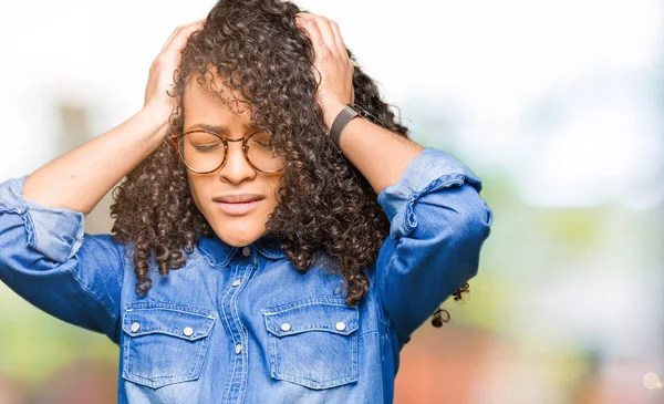 Giovane Bella Donna Con Capelli Ricci Indossa Occhiali Che Soffrono — Foto Stock