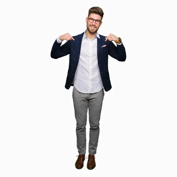 Νέοι Επαγγελματίες Όμορφος Άνδρας Φορώντας Γυαλιά Αναζητούν Αυτοπεποίθηση Χαμόγελο Στο — Φωτογραφία Αρχείου