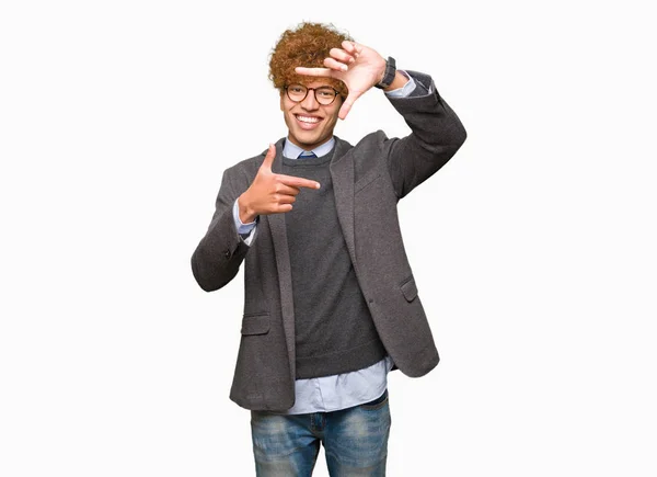 Młody Przystojny Biznesmen Afro Okularach Uśmiechający Się Podejmowania Ramki Rąk — Zdjęcie stockowe