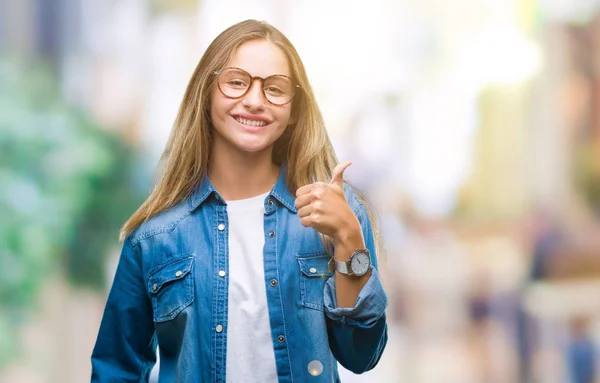 Jovem Mulher Loira Bonita Usando Óculos Sobre Fundo Isolado Fazendo — Fotografia de Stock