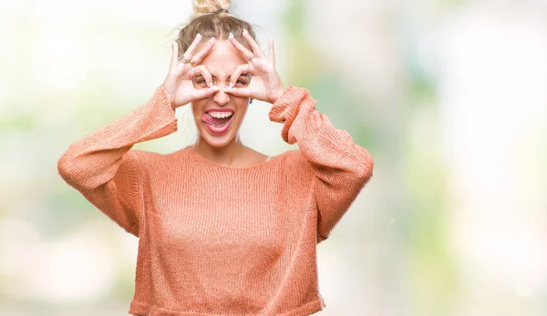 Linda Jovem Loira Sobre Fundo Isolado Fazendo Gesto Como Binóculos — Fotografia de Stock