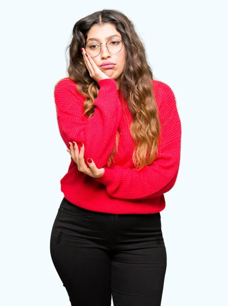 Ung Vacker Kvinna Som Bär Röda Glasögon Tänkande Ser Trött — Stockfoto