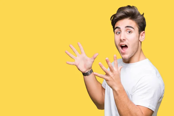 Joven Hombre Guapo Con Camiseta Blanca Sobre Fondo Aislado Celebrando —  Fotos de Stock