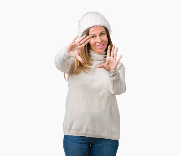 Piękne Średnim Wieku Kobieta Noszenia Zimą Sweter Kapelusz Białym Tle — Zdjęcie stockowe