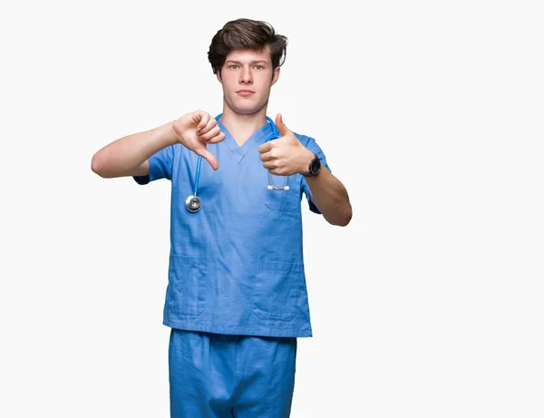 Mladý Lékař Lékařské Uniformě Nad Samostatný Pozadí Dělá Palec Nahoru — Stock fotografie