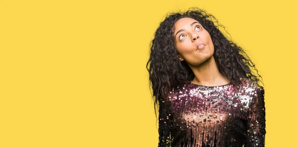 Menina Bonita Nova Com Cabelo Encaracolado Vestindo Vestido Festa Noite — Fotografia de Stock