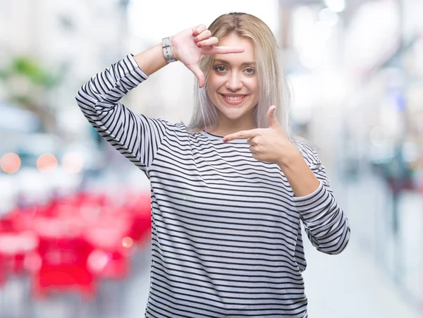 Mujer Rubia Joven Sobre Fondo Aislado Sonriendo Haciendo Marco Con — Foto de Stock