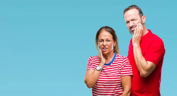 Pareja Hispana Mediana Edad Enamorada Sobre Fondo Aislado Tocando Boca — Foto de Stock