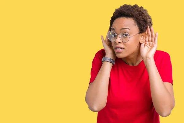 Linda Jovem Afro Americana Vestindo Óculos Sobre Fundo Isolado Tentando — Fotografia de Stock