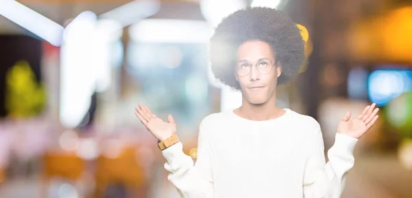 Mladý Americký Muž Afro Vlasy Nosí Brýle Bezradný Zmateni Výraz — Stock fotografie