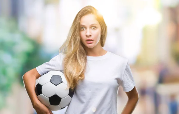 Joven Mujer Rubia Hermosa Sosteniendo Pelota Fútbol Sobre Fondo Aislado —  Fotos de Stock