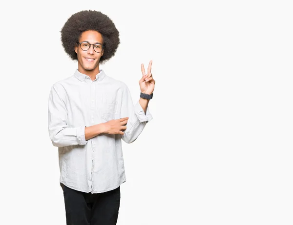 Mladý Američan Afričana Muž Afro Vlasy Nosí Brýle Usmívající Smajlík — Stock fotografie