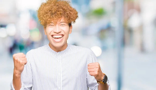 Joven Hombre Negocios Guapo Con Pelo Afro Vistiendo Camisa Elegante —  Fotos de Stock