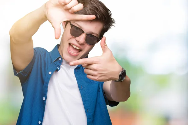 Joven Hombre Guapo Con Gafas Sol Sobre Fondo Aislado Sonriendo —  Fotos de Stock