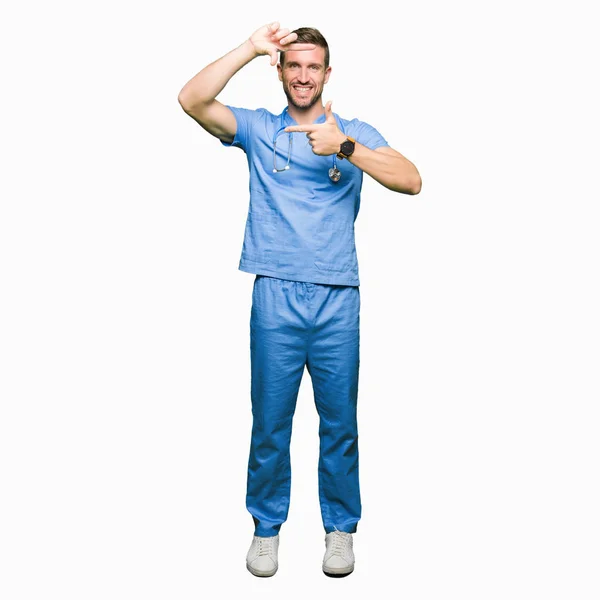 Knappe Dokter Man Medische Uniform Dragen Geïsoleerde Achtergrond Glimlachend Maken — Stockfoto