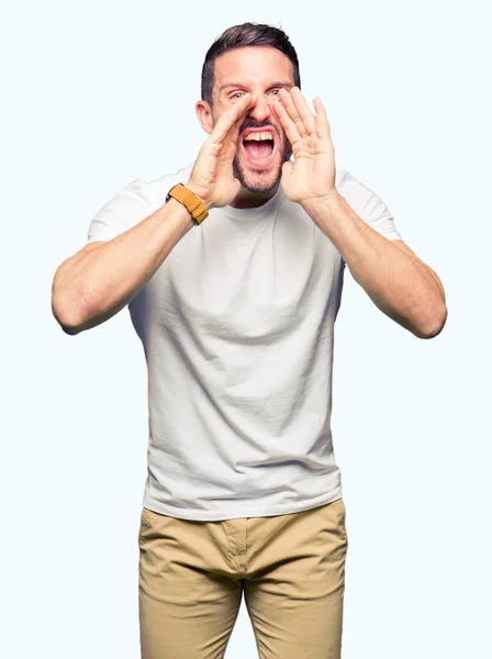 Hombre Guapo Con Camiseta Blanca Casual Gritando Enojado Voz Alta —  Fotos de Stock