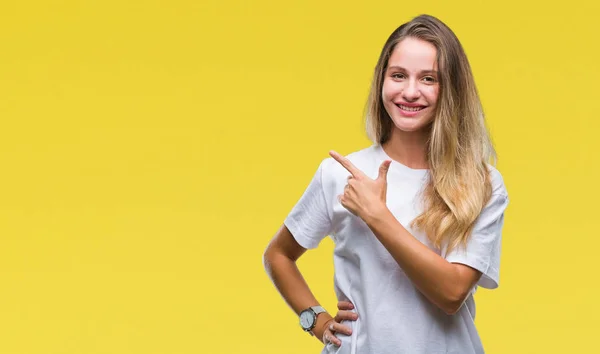 Jovem Mulher Loira Bonita Vestindo Camiseta Branca Casual Sobre Fundo — Fotografia de Stock