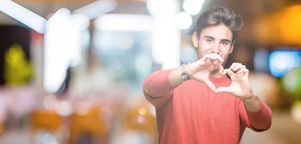 Joven Hombre Guapo Sobre Fondo Aislado Sonriendo Amor Mostrando Símbolo — Foto de Stock