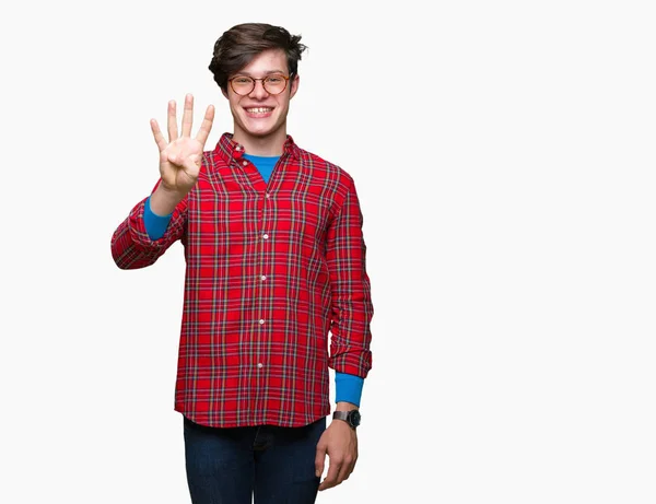 年轻的帅哥戴着眼镜在孤立的背景显示和手指第四 而微笑着自信和快乐 — 图库照片