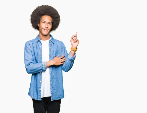 非洲青年美国男子与非洲头发与一个灿烂的笑容在脸上 用手和手指指着一边看着镜头 — 图库照片