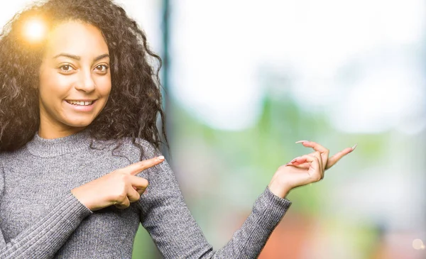 Mooi Meisje Met Krullend Haar Glimlachen Kijken Naar Camera Wijzen — Stockfoto