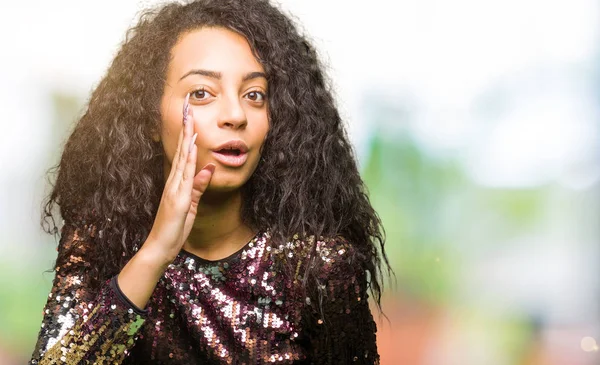 Menina Bonita Nova Com Cabelo Encaracolado Vestindo Noite Vestido Festa — Fotografia de Stock