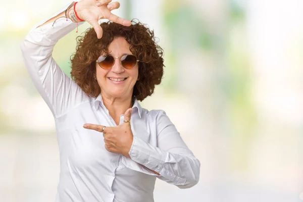 Mulher Negócios Sênior Meio Ager Bonita Usando Óculos Sol Sobre — Fotografia de Stock