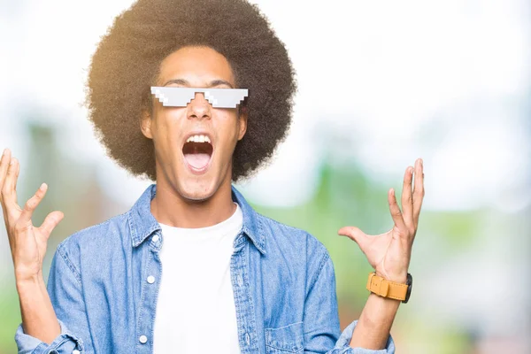 Unga Afroamerikanska Man Med Afro Hår Glasögon Thug Life Galen — Stockfoto
